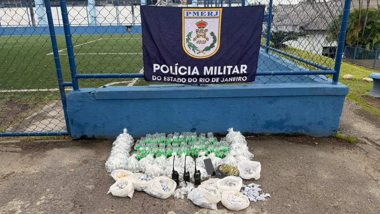 PMs do 15°BPM apreendem drogas e rádios transmissores em Duque de Caxias, com o apoio do Disque Denúncia
